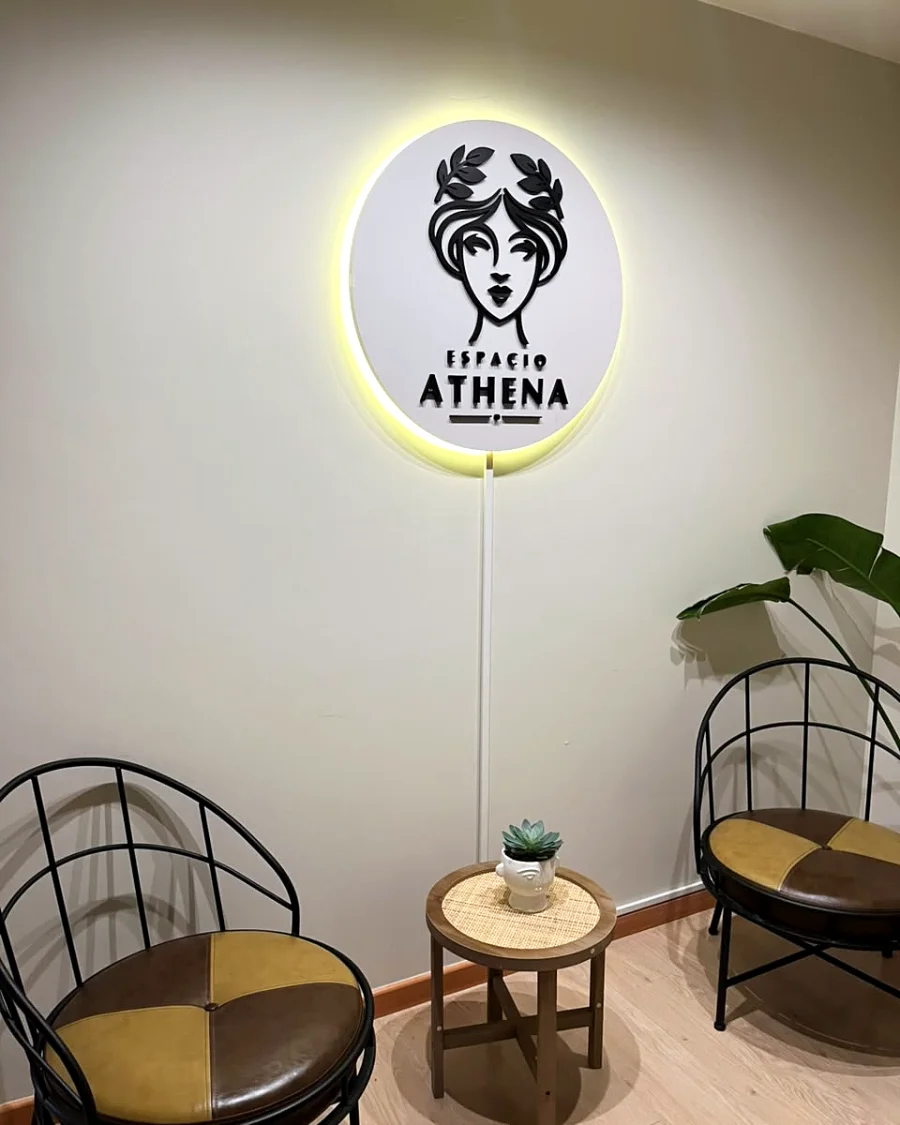 Recepción de Espacio Athena en Providencia, con el logo iluminado